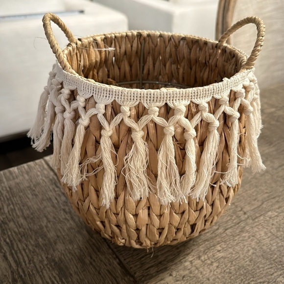 NWOT STRAW BASKET - Picture 15 of 17